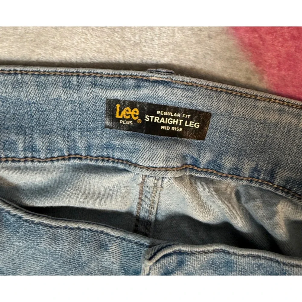 Lee plus regular